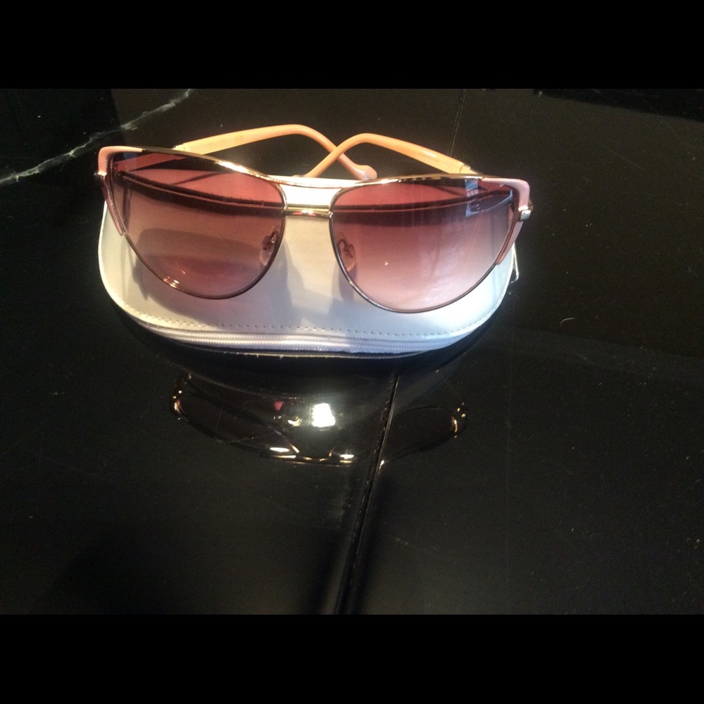Jesica Simpson sunglasses
