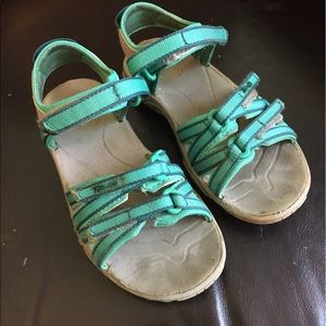 Little girl size 11 Teva in good condition