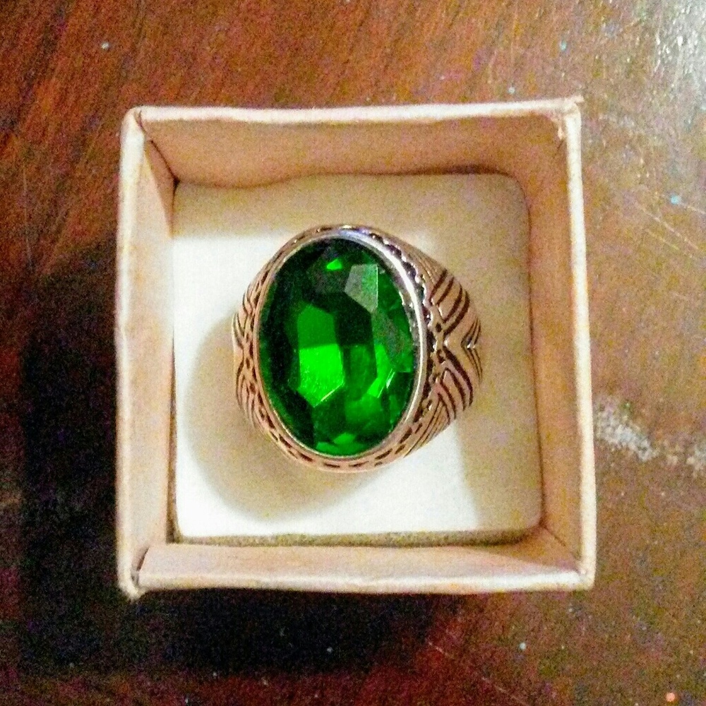Size 11 Stainless Steel Vogue Ring W/Green Stone