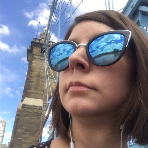 Meet your Posher, Laura - Picture 2 of 5