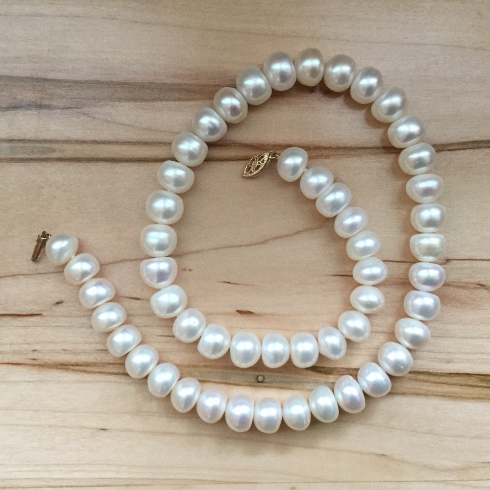 Bright white pearl necklace with gold closure