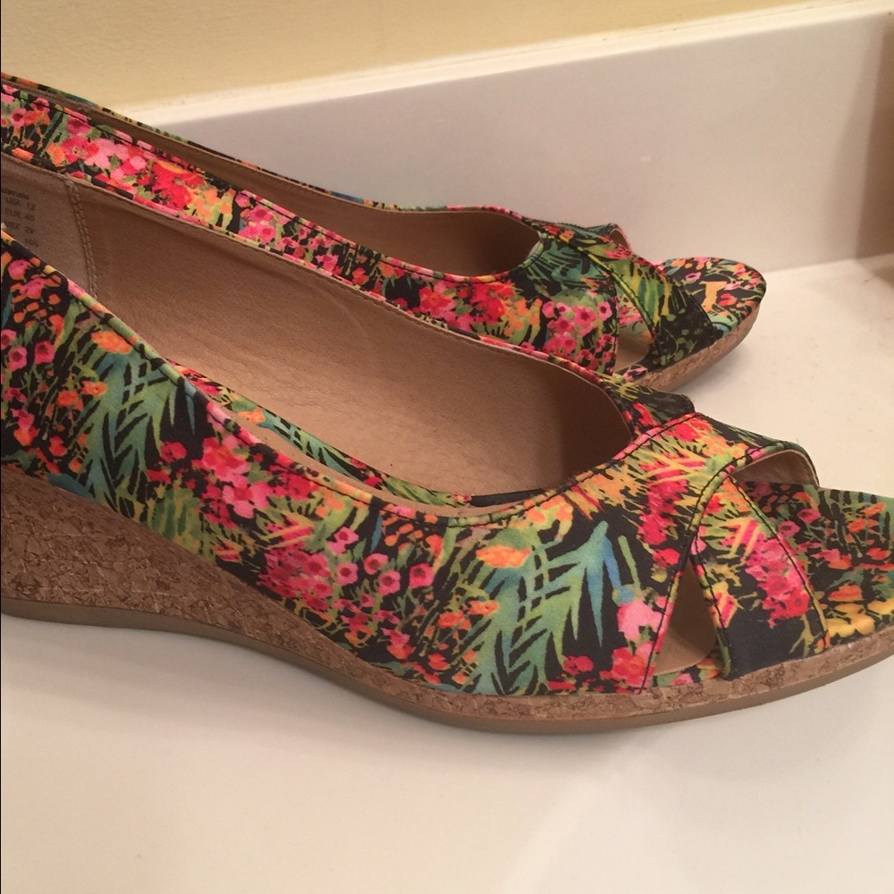 AE Floral Wedges