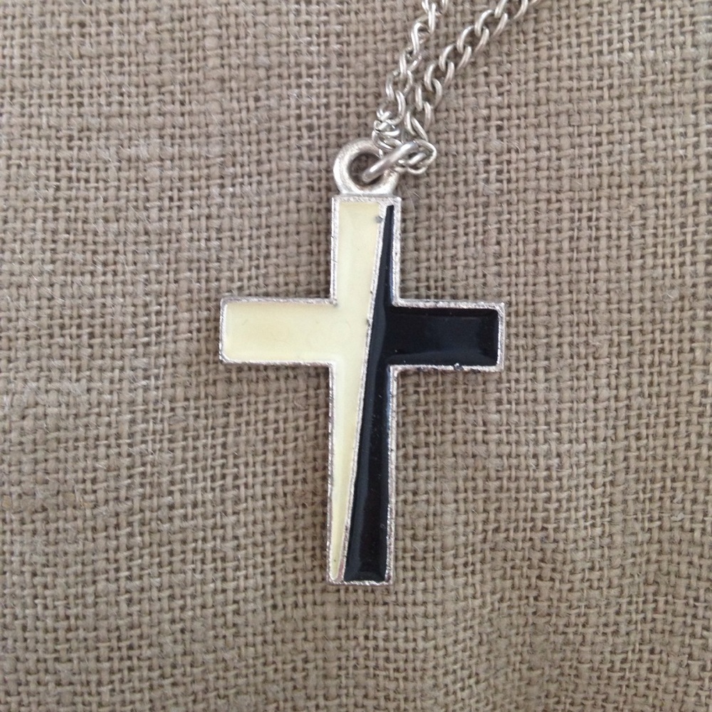 Cross pendant necklace