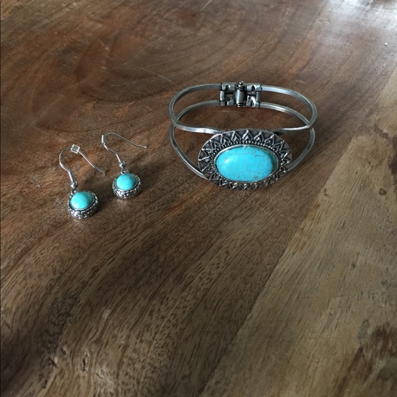 Bracelet with matching earrings - Picture 1 of 1