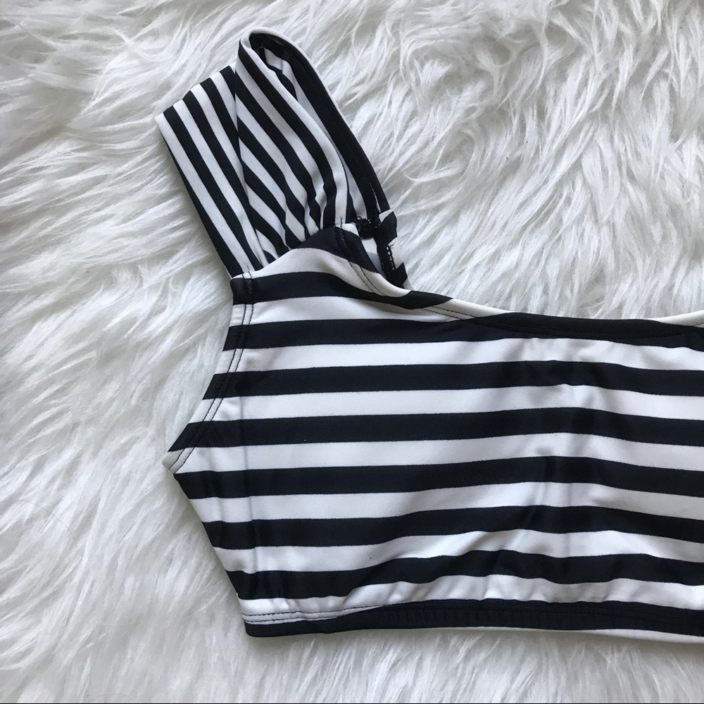 Black & White Striped Cropped Tankini Swim Top - Picture 4 of 7