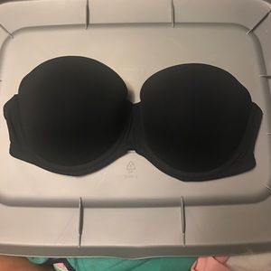 Black push-up strapless bra