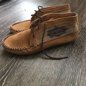 Minnetonka El Paso ankle booties 🌿🌾