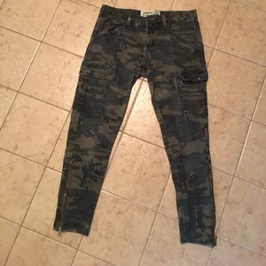 Cropped camouflage skinny jeans