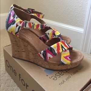 Toms Strappy Wedge (Cenna)