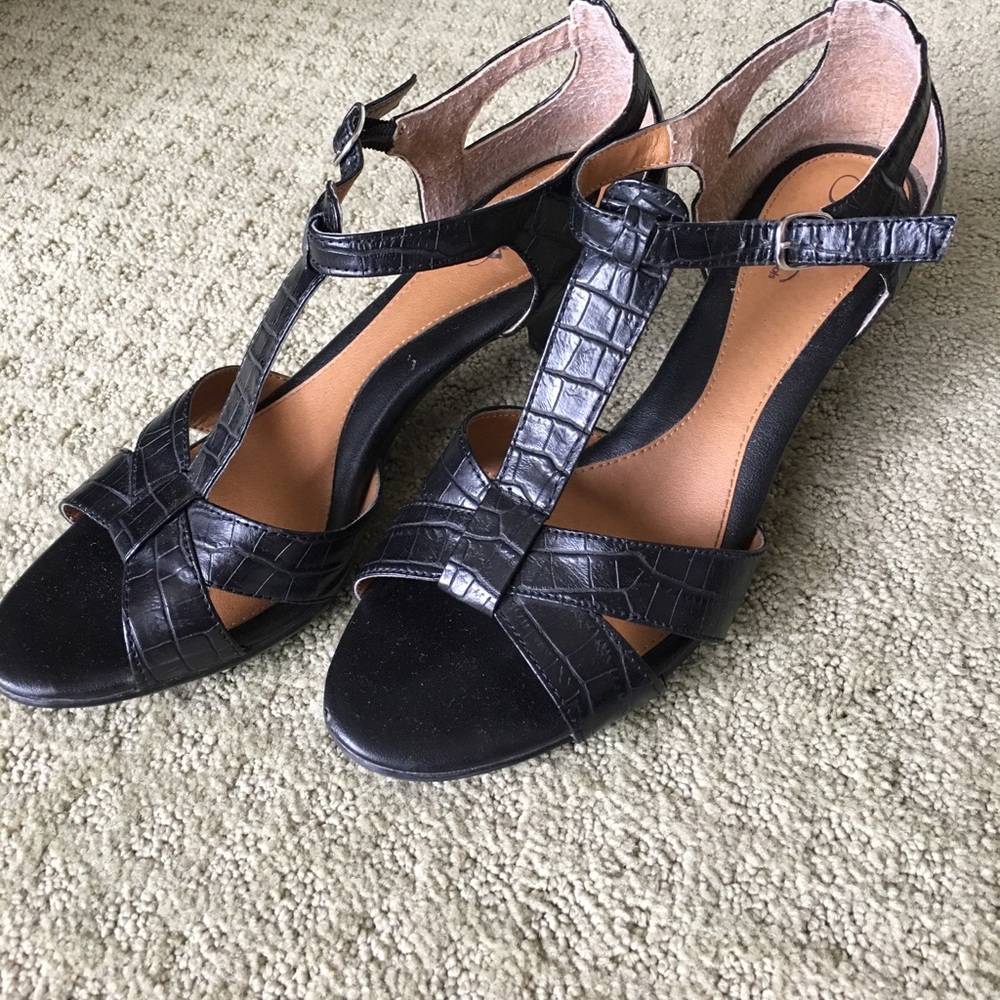 Size 11 heels. Great for dancing! 💃🏻