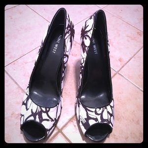 Nine West black and white flower print heels