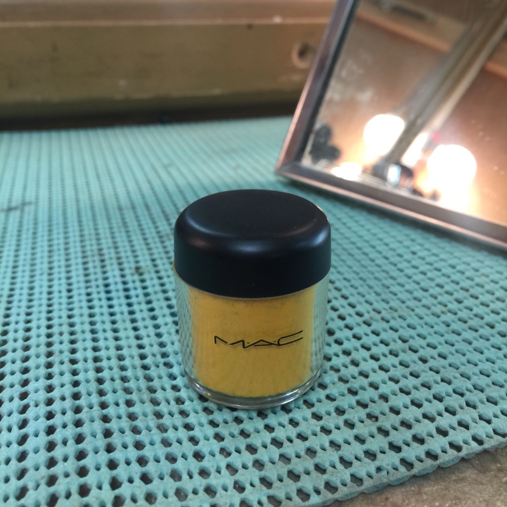 MAC pigment Old Gold