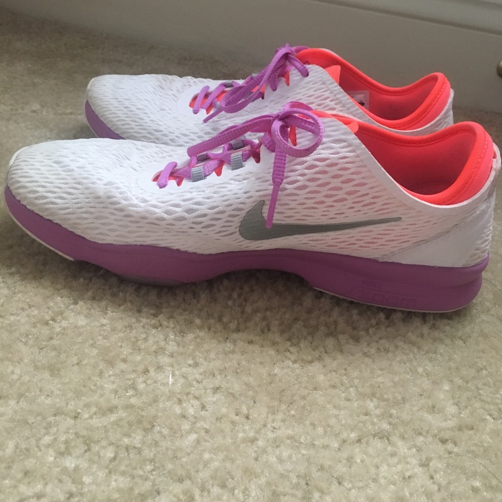 Tennis shoes