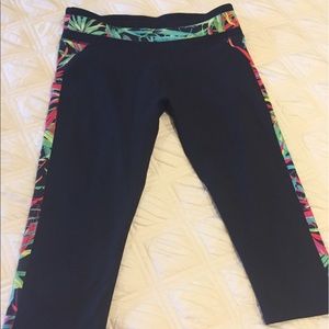 Fabletics - Med Black Yoga Capri w/Tropical flair