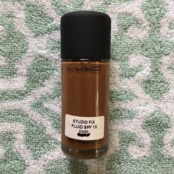M•A•C Cosmetics Studio Fix Fluid SPF15 - Picture 3 of 6