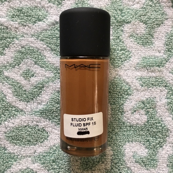 M•A•C Cosmetics Studio Fix Fluid SPF15 - Picture 5 of 6