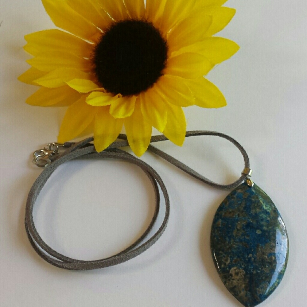 BEAUTIFUL TEAL STONE NECKLACE