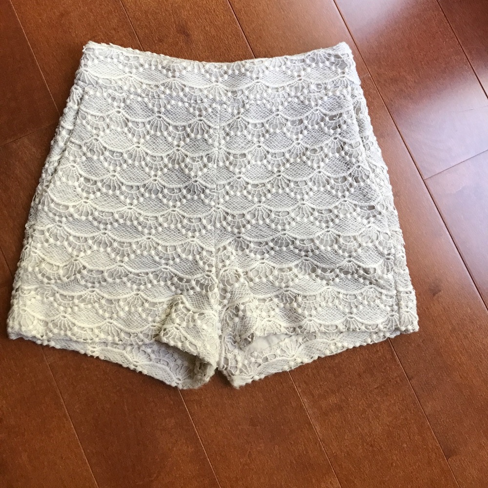 Express scalloped Lace Shorts