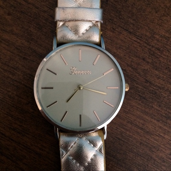 GOLD WATCH - Picture 2 of 4