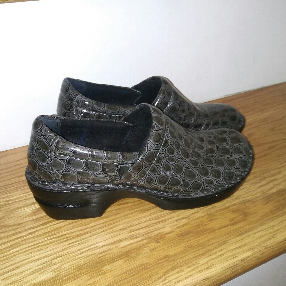 Boc gray croc embossed print clogs mules 8.5