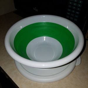 Tupperware collapsible bowl w/lid