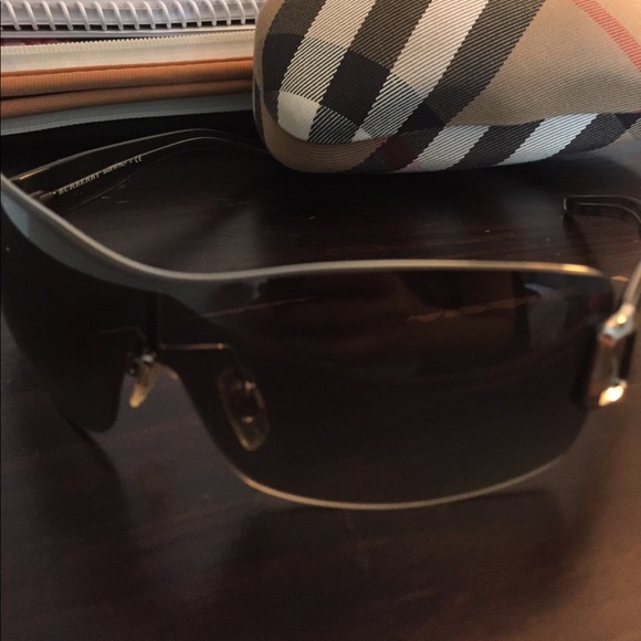 BURBERRY sunglasses - like new!! - Picture 3 of 4