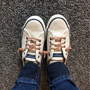 Sperry canvas tennis shoes