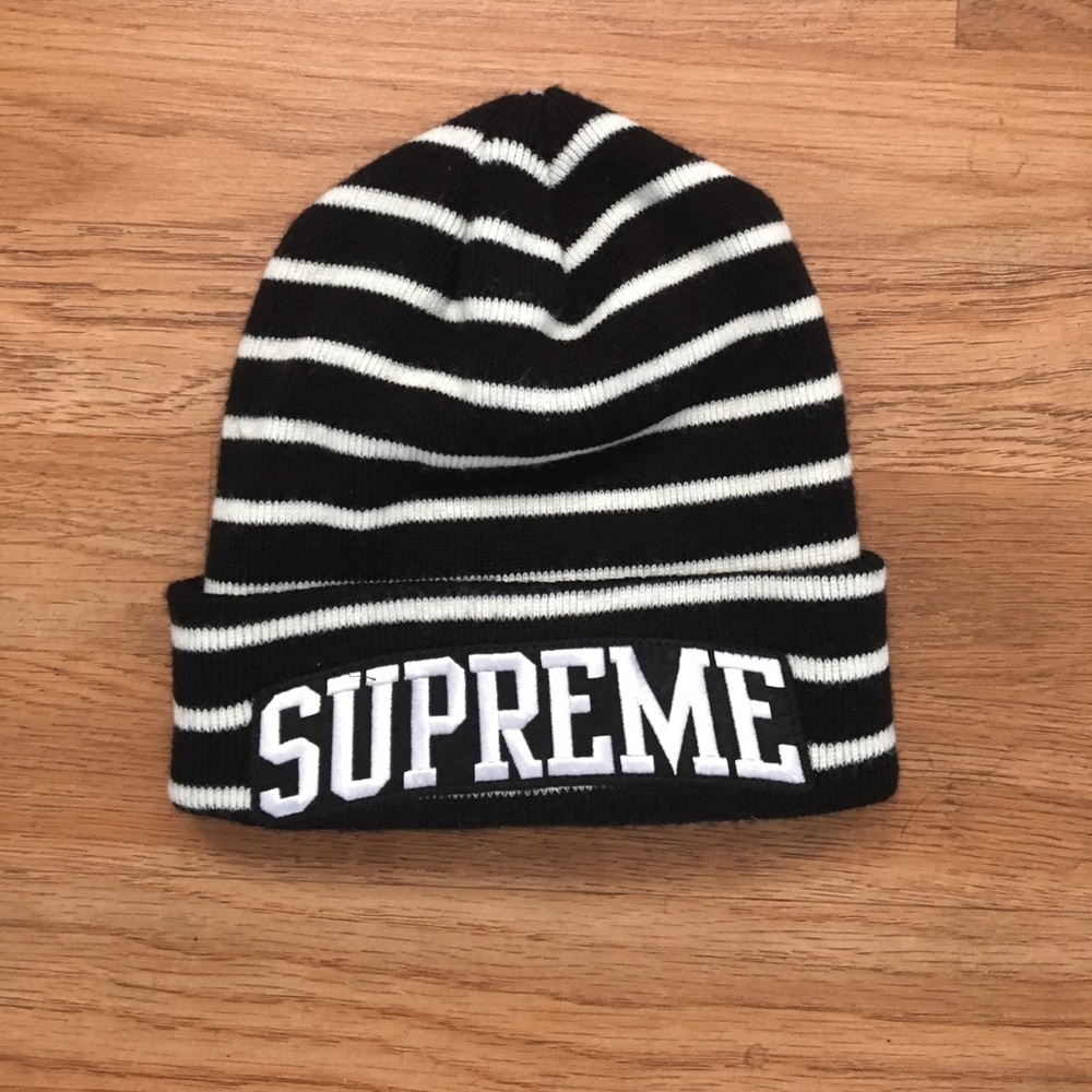 SUPREME LOGO BEANIE