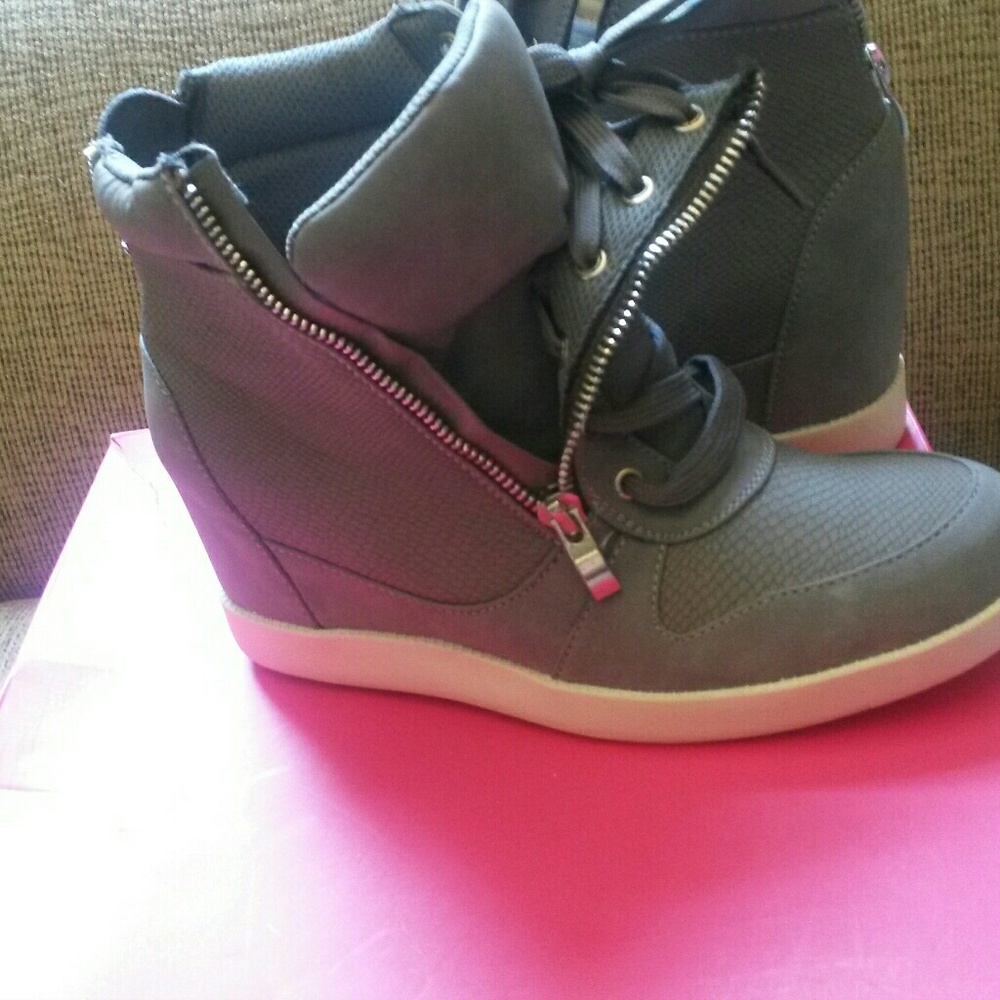 Nwot Hightop built in heel inside shoe