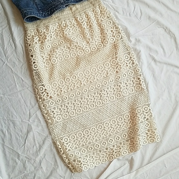Lace pencil skirt - Picture 2 of 3