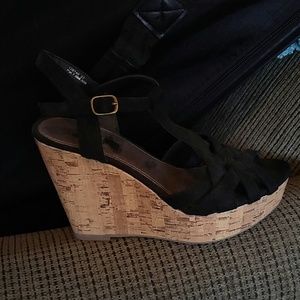 Black wedges