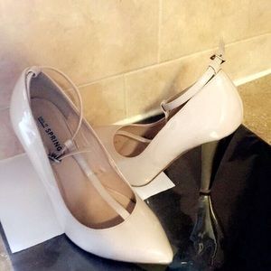 Pair of nude/bone leather ankle strap Spring heels
