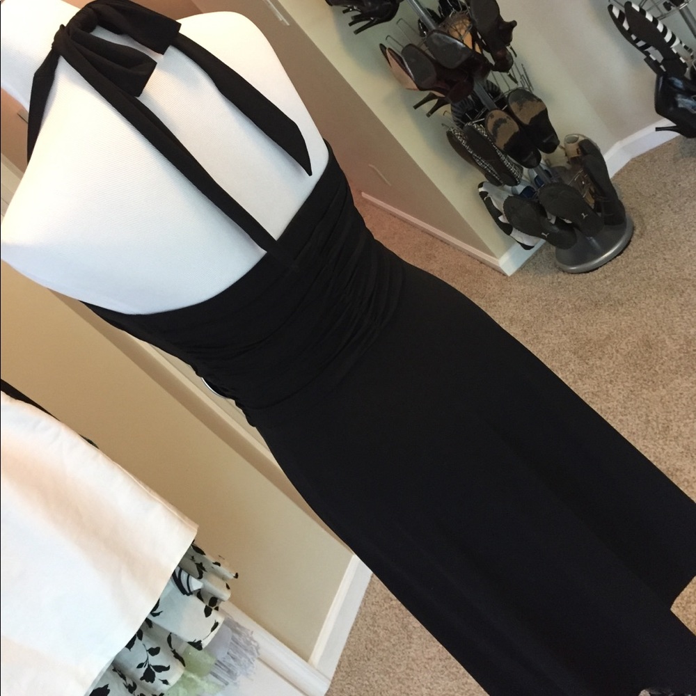 Halter dress with cinched waist with metal disc. - Picture 4 of 7