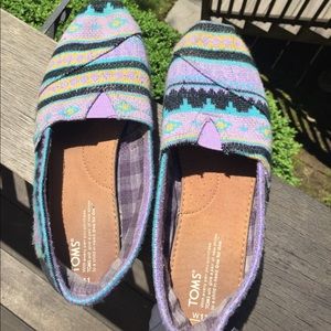 Toms tribal print slip ons