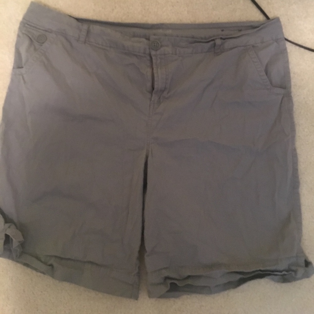 Grey Bermuda shorts. Size 28