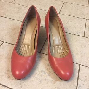 Easy Spirit coral/pink heels pumps size 7.5