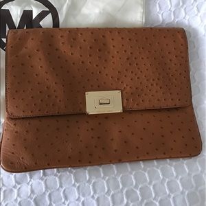 Michael kors clutch. Very good condition.
