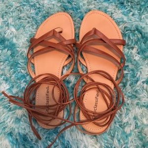 Tie up the leg sandals