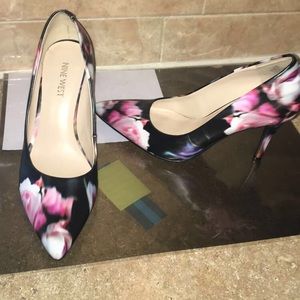 Jackpot pointy toe pumps w/ floral print