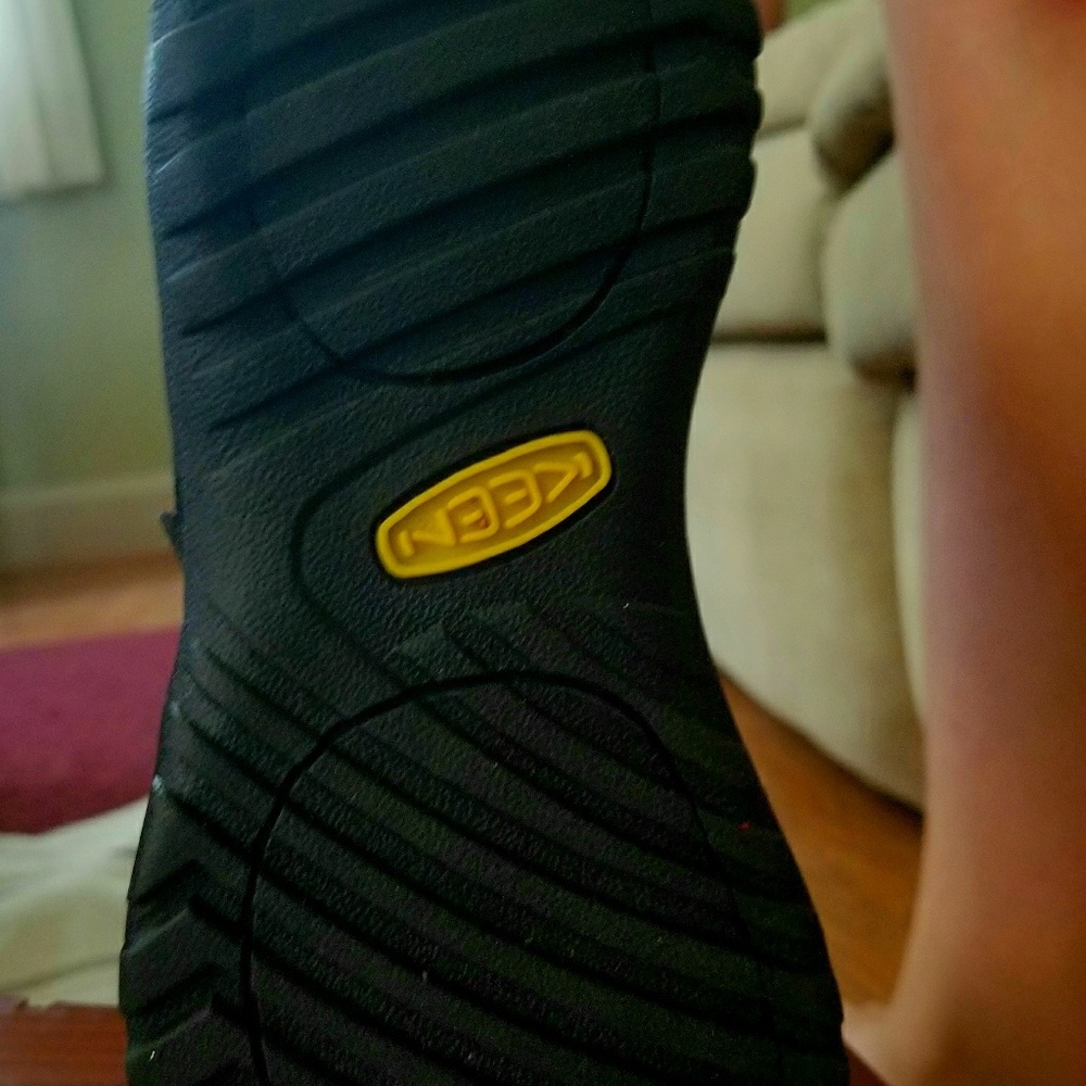 NWOT Girls us size 3 keen shoes