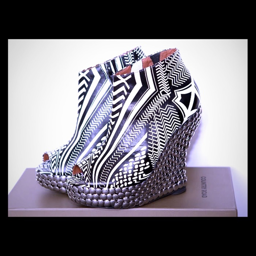 ⚫️⚪️Jeffrey Campbell Tribal Tick⚪️⚫️