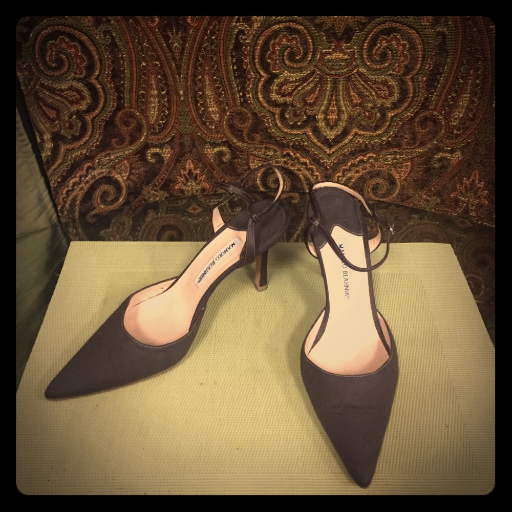 MANOLO BLAHNIK a brown linen sandal size 9