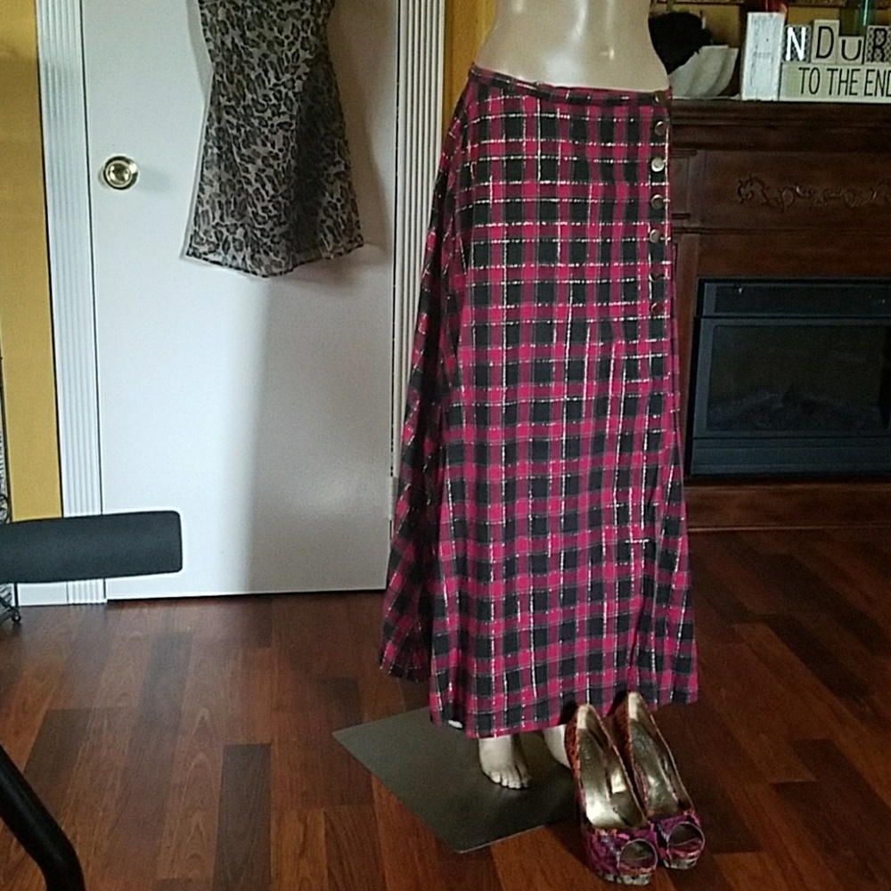 Wrap skirt with Gold button on side