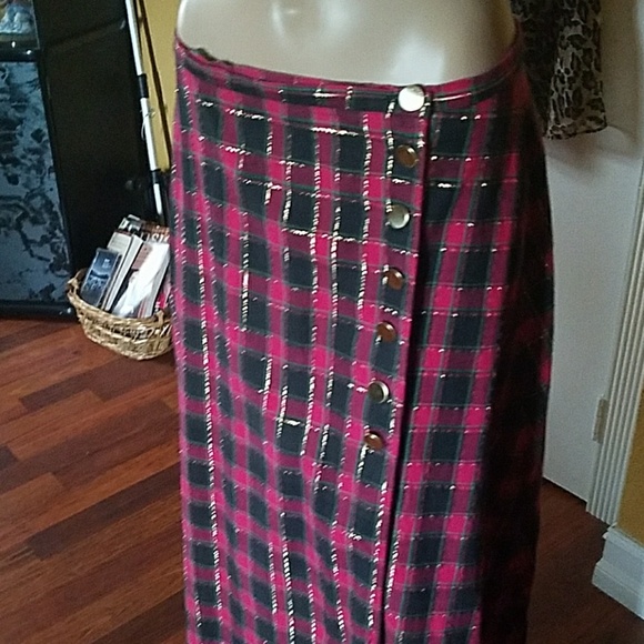 Wrap skirt with Gold button on side - Picture 2 of 3