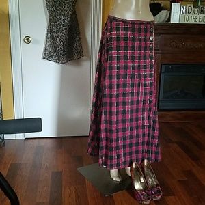 Wrap skirt with Gold button on side