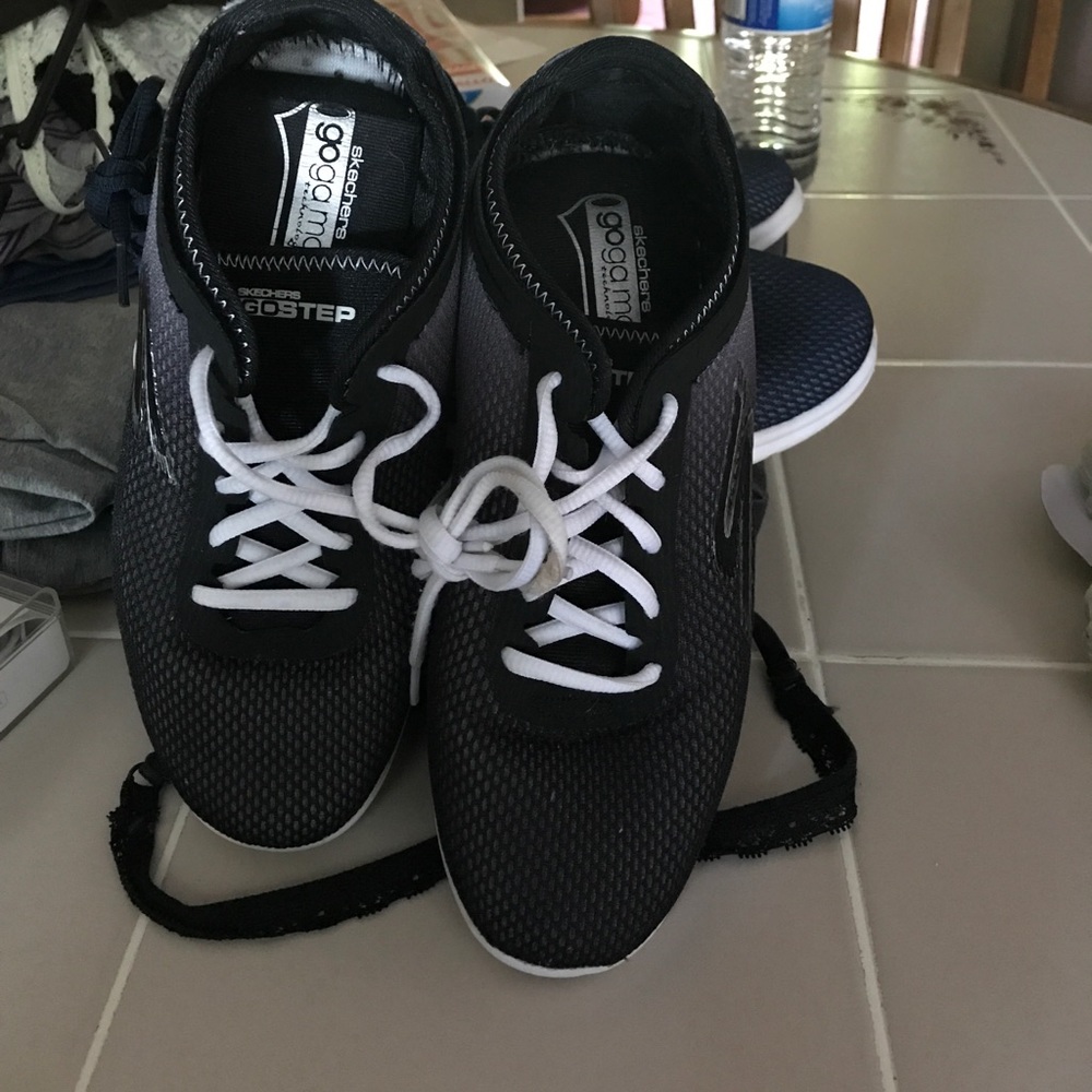 Skechers two tone sneakers black 7.5