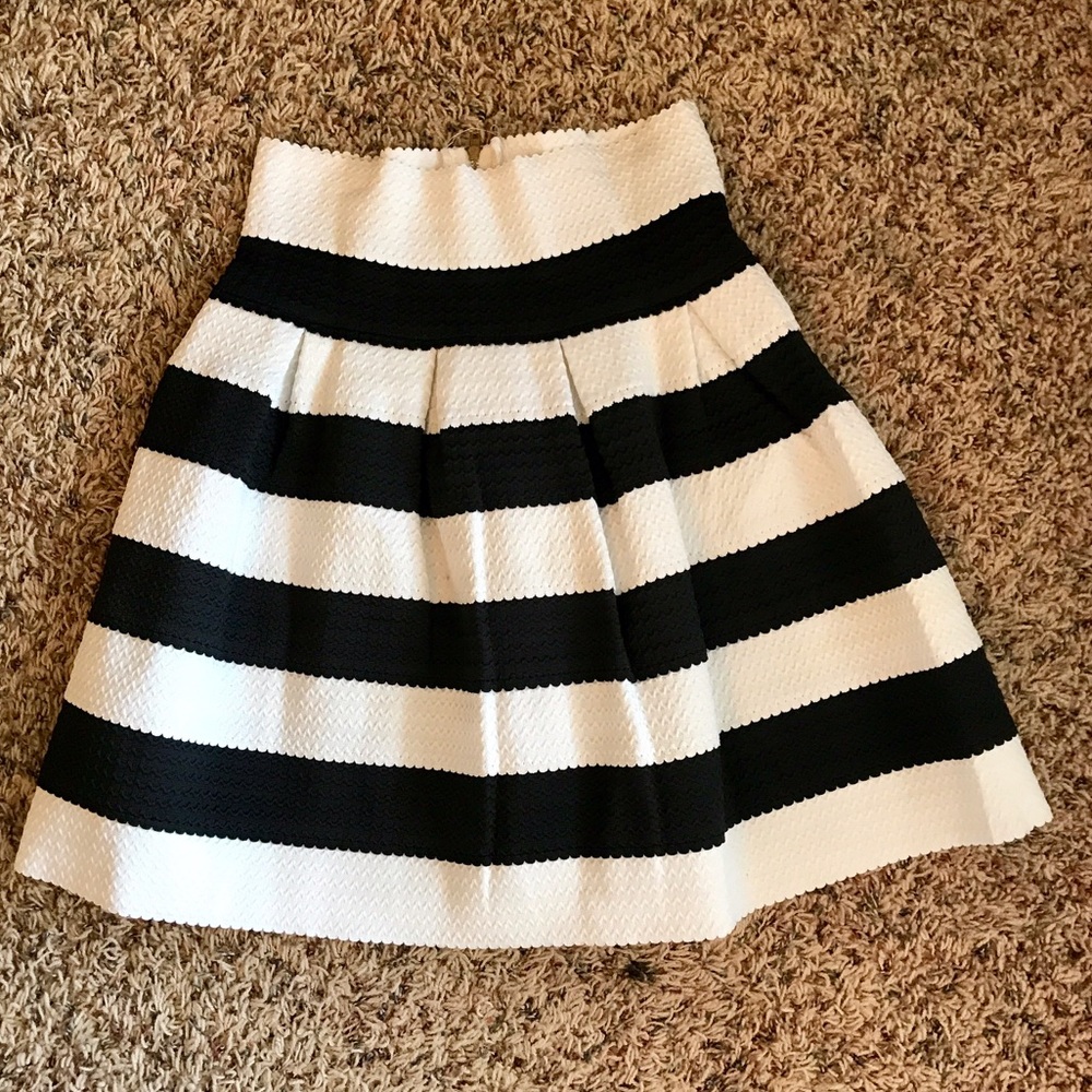 Boutique black & white skirt