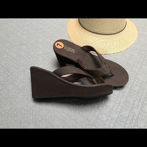 Flojos brown wedge flip flops