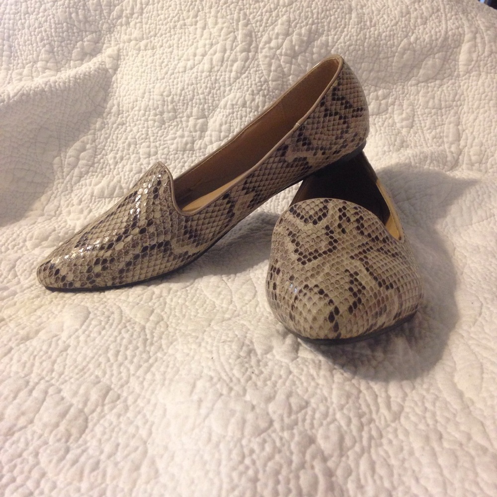 Super cute snake skin flats