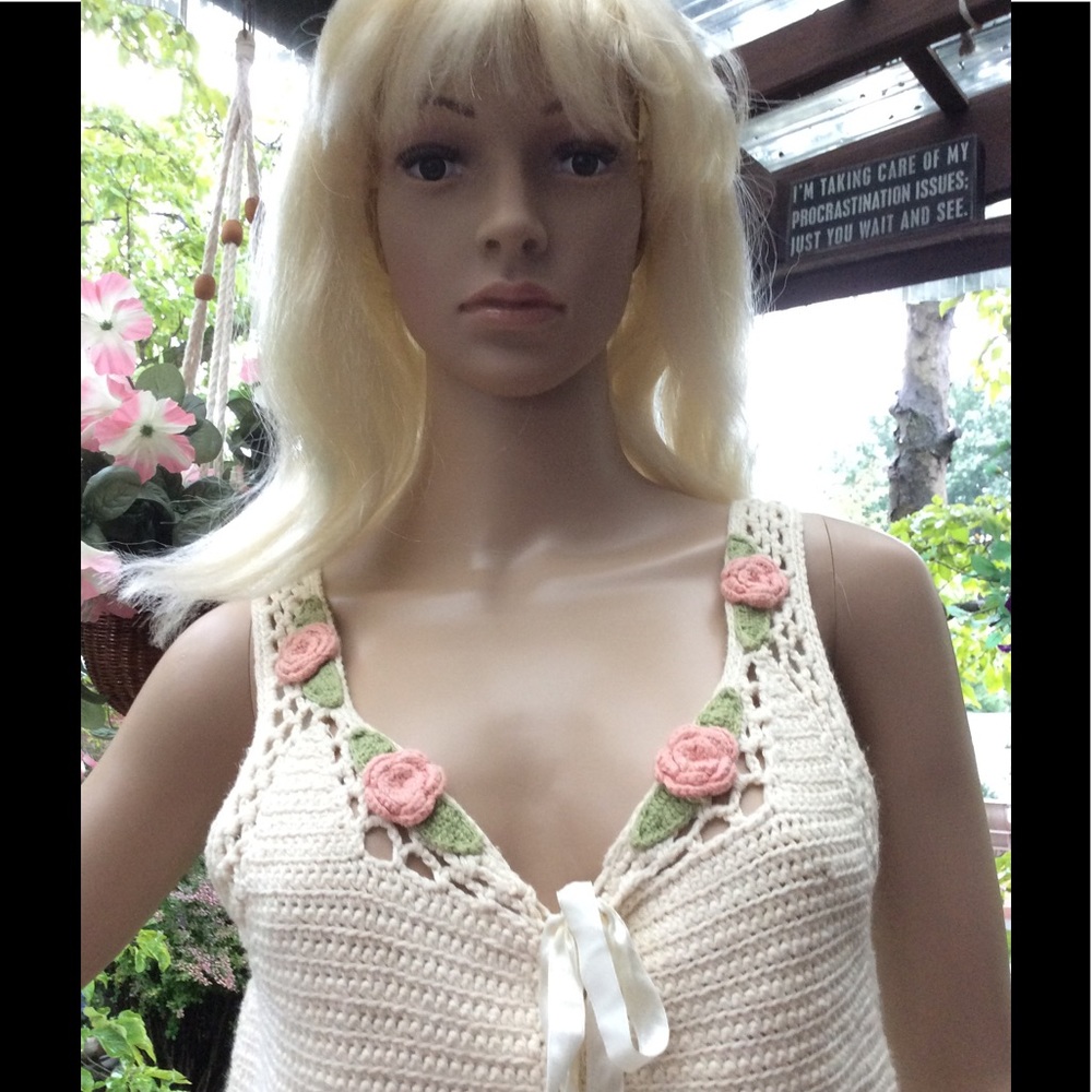 🌞90’s Crocheted top w/ FLOWERS SZ S